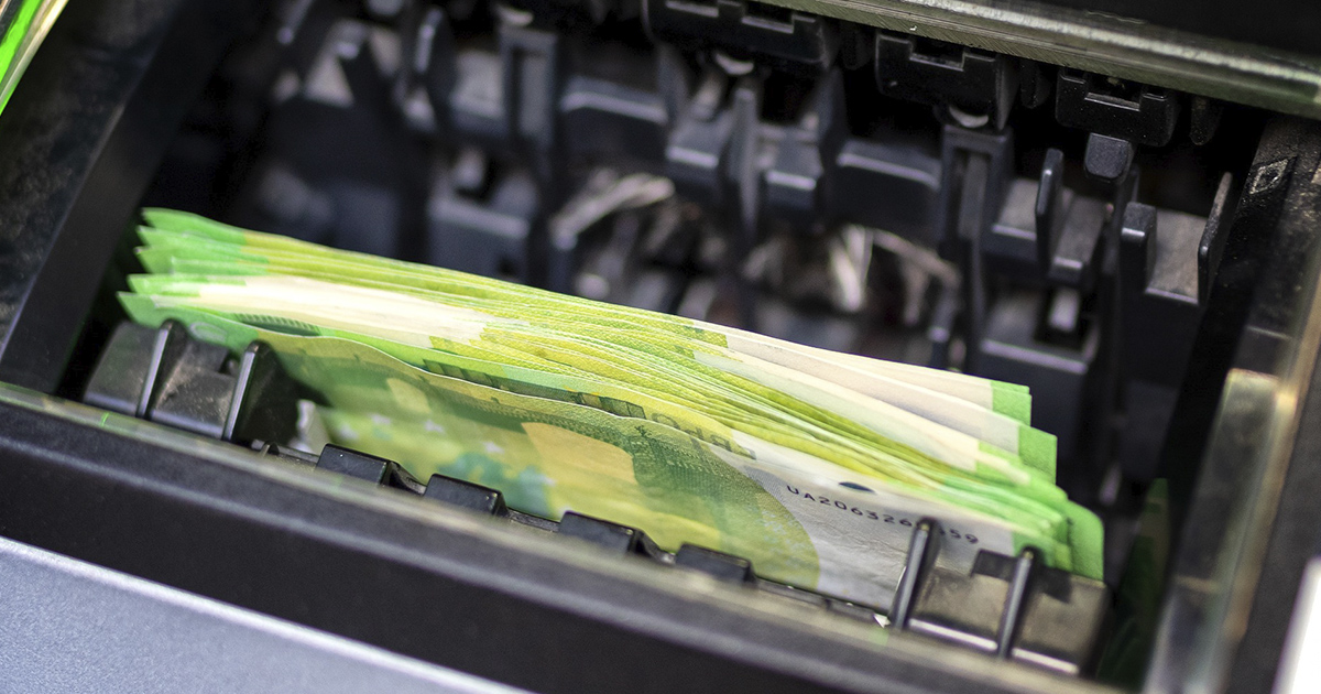 Cómo sacar dinero sin tarjeta. Fotografía de Jaroslav Moravcik.